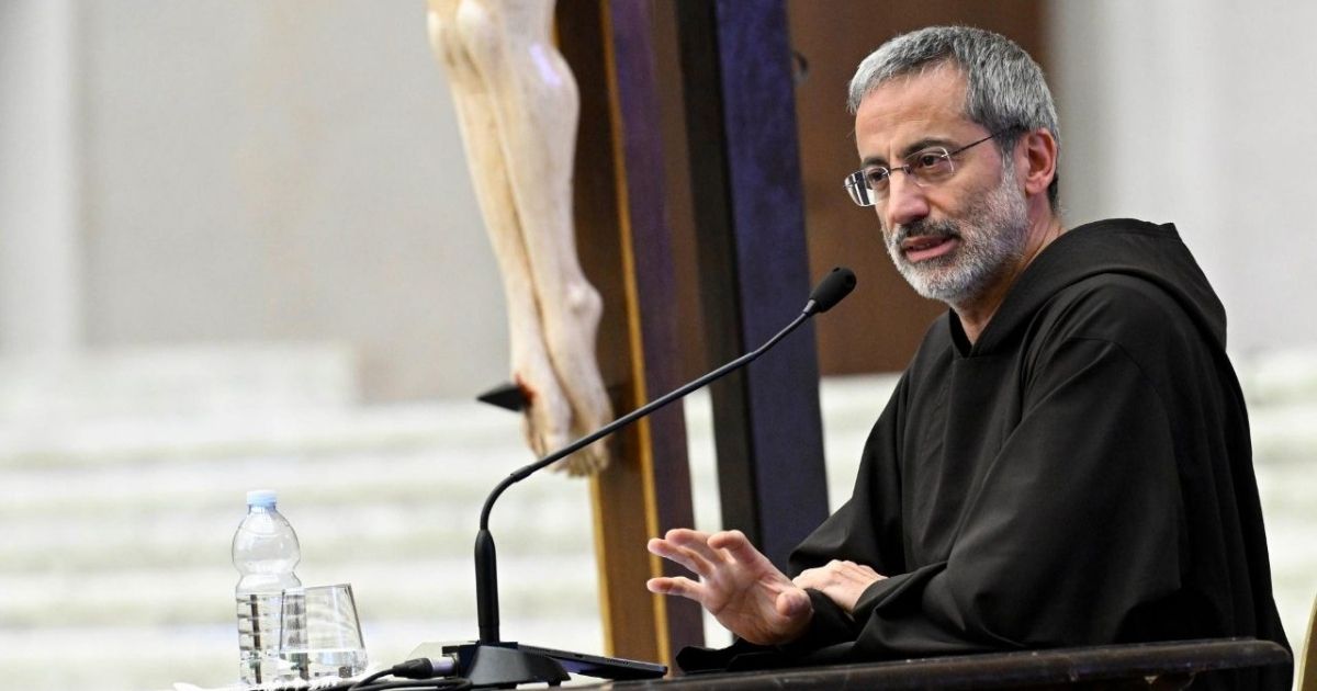 واعظ القصر الرسولي: الأخوّة في زمن الحروب مسؤولية لا مجرّد مثال