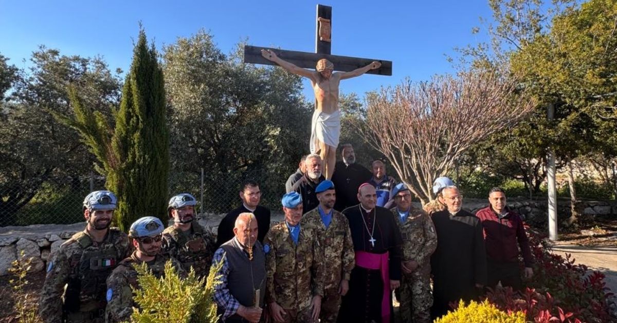 دبل تتسلّم صليب المسيح من إيطاليا
