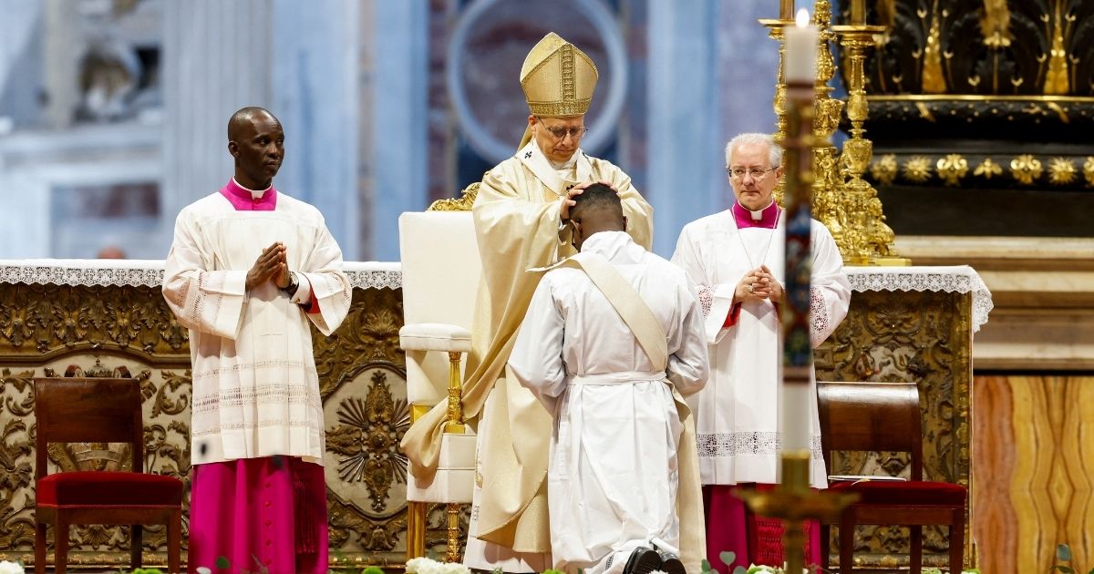 البابا يرسم عشرة كهنة جددًا: كونوا جسور حياة وكنيسة مفتوحة للجميع