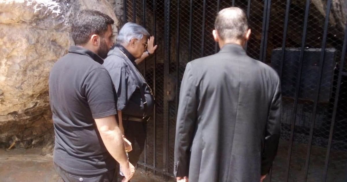 الكاردينال سيميرارو يصلّي أمام ضريح خادم الله الأب أنطونيوس طربيه