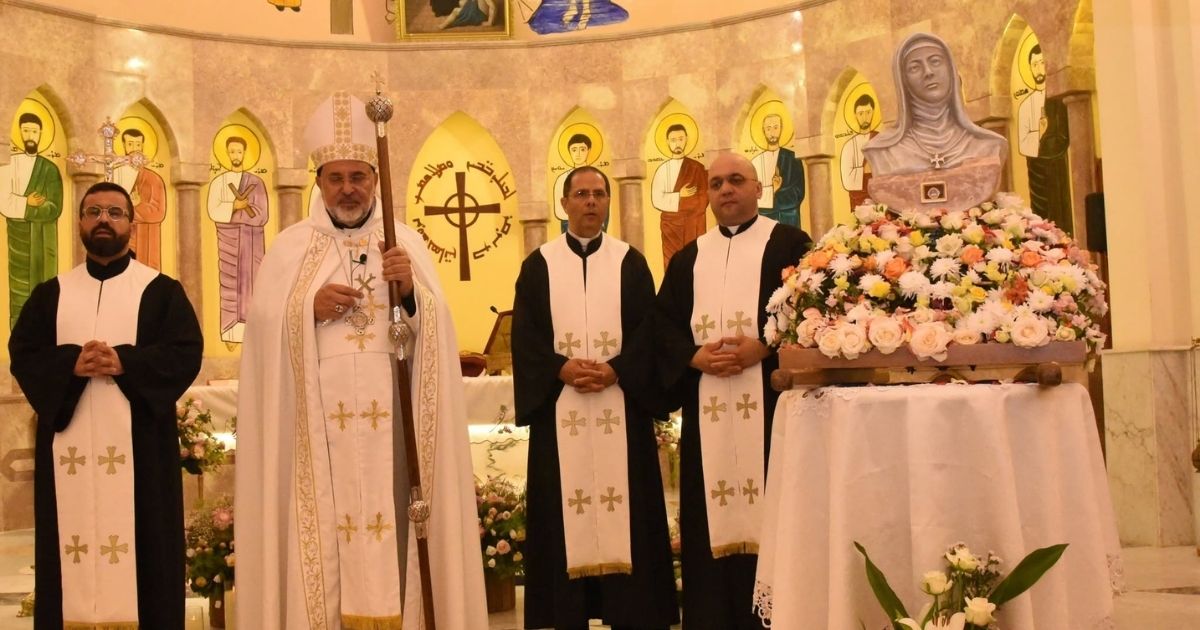 المطران سويف مع ذخائر القديسة رفقا: لا للتقوقع... نعم للبشارة والانطلاق