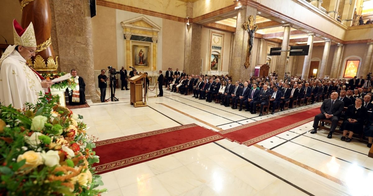 البطريرك الراعي كرّس مذبح الدويهي والحويك في بيروت بحضور الرئيس عون