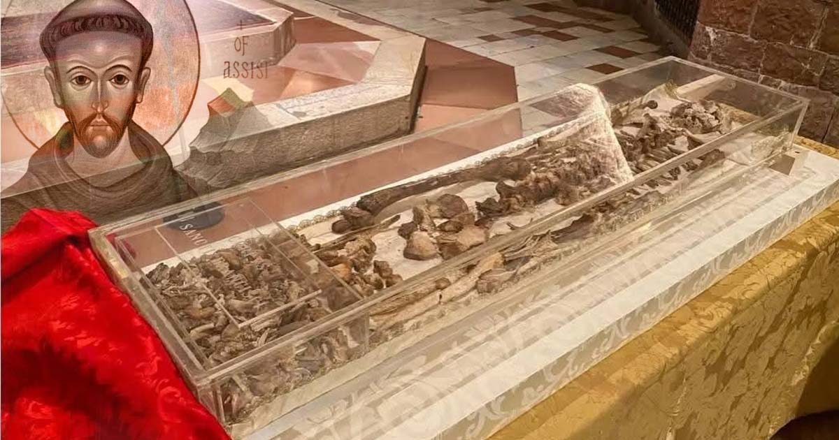 جسد القديس فرنسيس: حياة تُستهلك حبًّا في قلب أسيزي وفي قلب الكنيسة والعالم