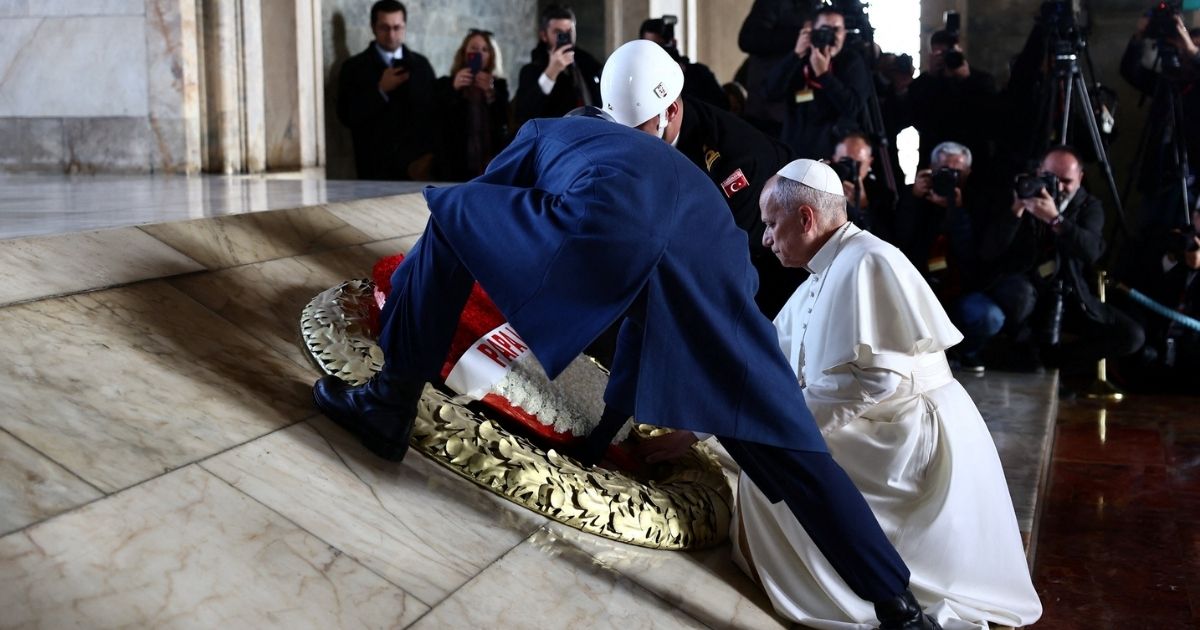 الحبر الأعظم يضع إكليلًا من الورد أمام ضريح مؤسِّس الجمهوريّة التركيّة أتاتورك