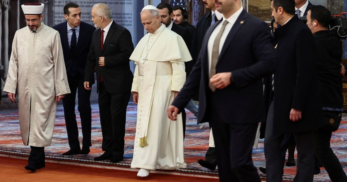 البابا لاوُن يزور مجمّع السلطان أحمد حافيَ القدمين احترامًا للمسلمين