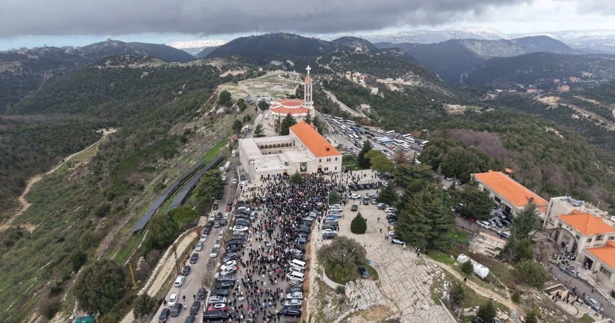 آلاف المؤمنين في تطواف القربان من محبسة عنايا إلى دير مار مارون