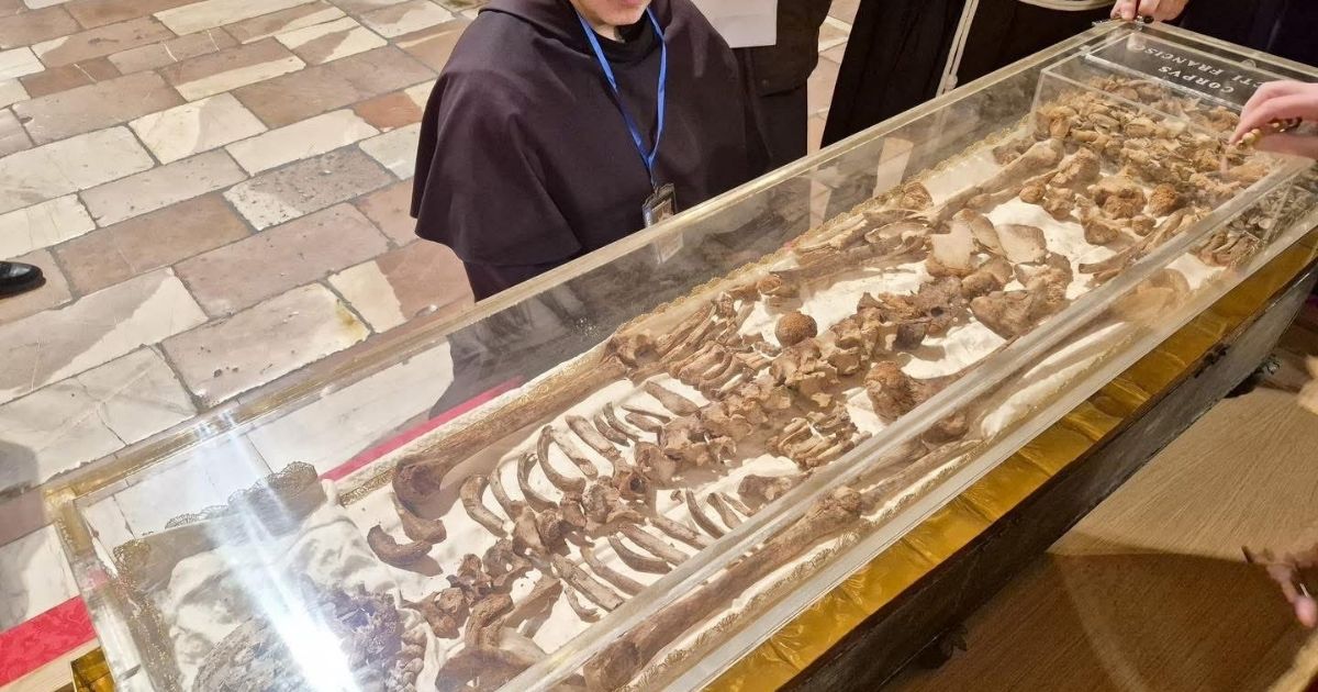 رفات القديس فرنسيس الأسيزي إلى العلن!