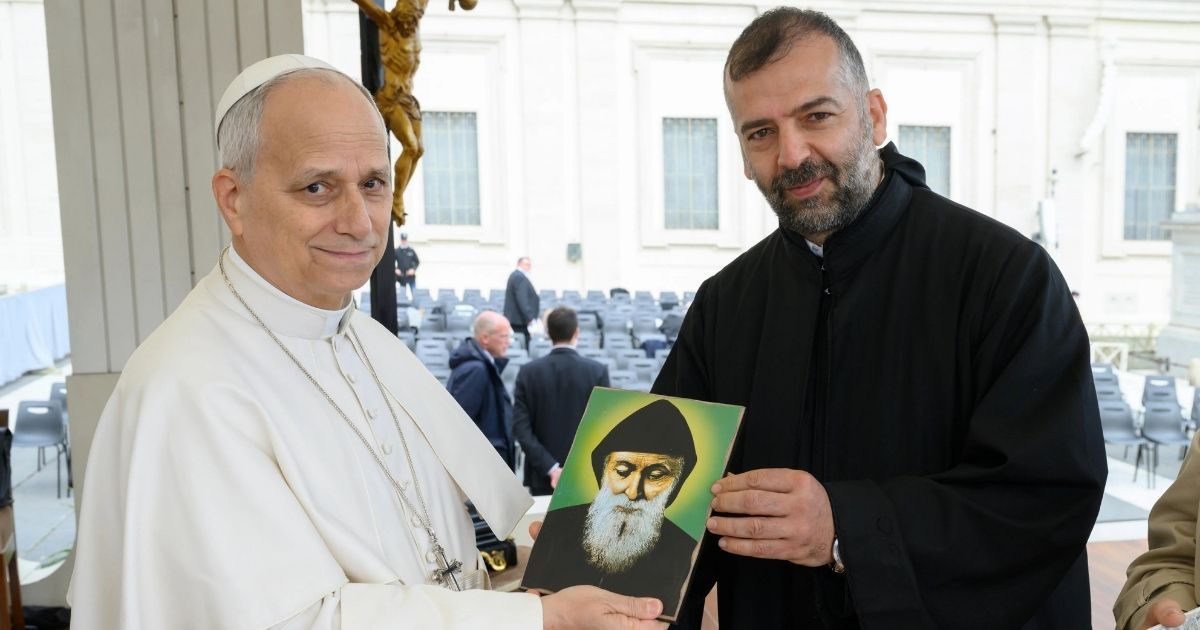 البابا يتسلّم صورة للقديس شربل ويصفه بـ”القديس العظيم”