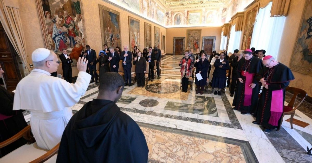 البابا لاوُن الرابع عشر: حماية القاصرين بُعدٌ أساسي في رسالة الكنيسة