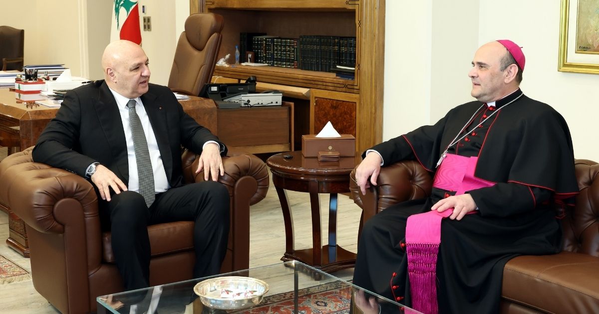 السفير البابوي يؤكد للرئيس عون دعم الفاتيكان وصلاة البابا من أجل لبنان
