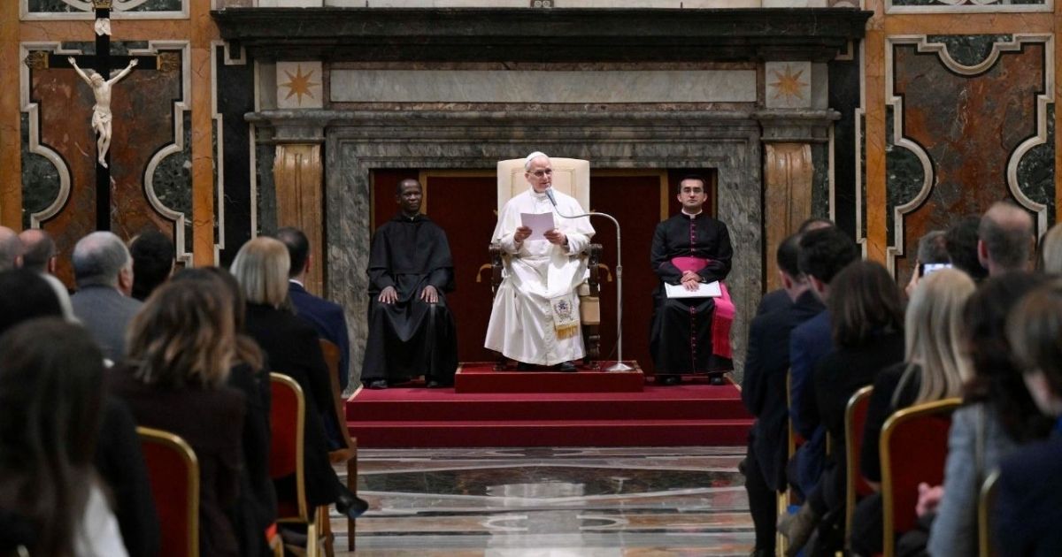 البابا: الطائرات يجب أن تكون جسور سلام لا أدوات حرب