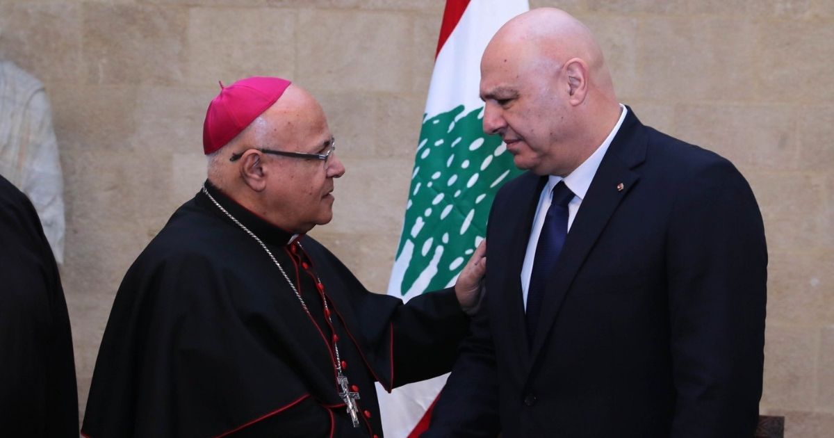 عون للمطران اسايان: لبنان يدين منع بطريرك اللاتين من الصلاة في كنيسة القيامة