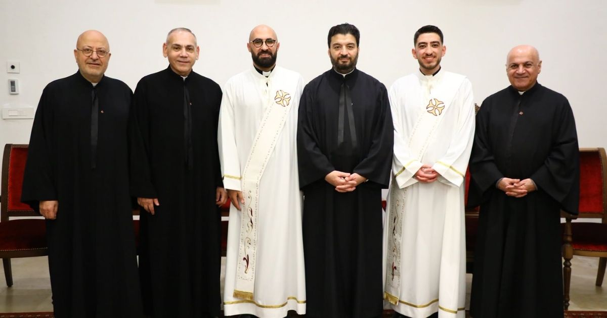 فريدي أبي رزق والياس وهبه شماسان على مذابح جمعية المرسلين اللبنانيين الموارنة