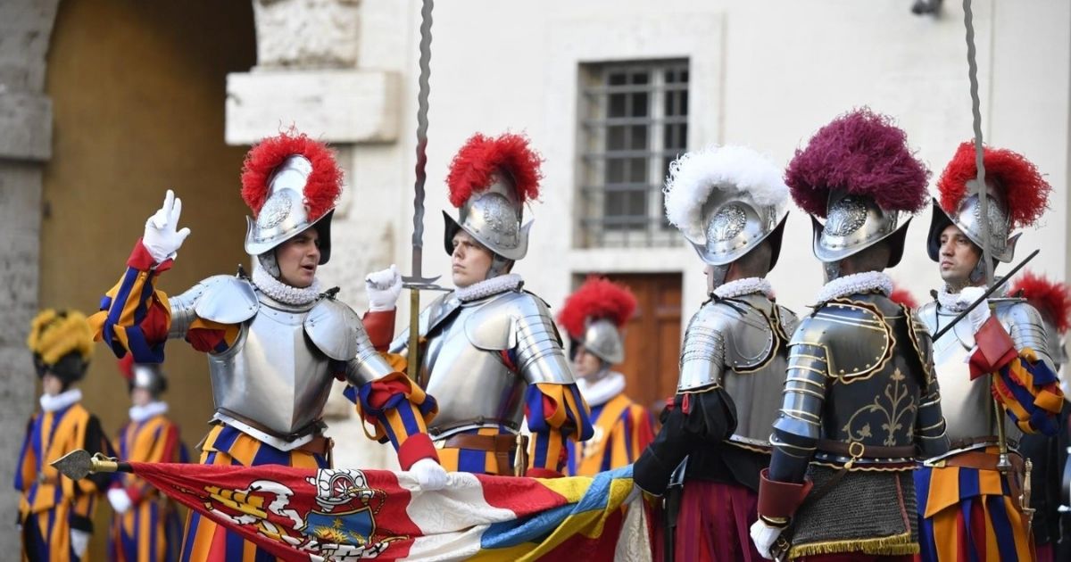 28 عنصرًا جديدًا يؤدّون قسم الحرس السويسري في 6 أيار