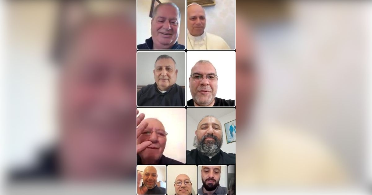 اتصال جمع قداسة البابا وكهنة الجنوب بدعوة من السفير البابوي