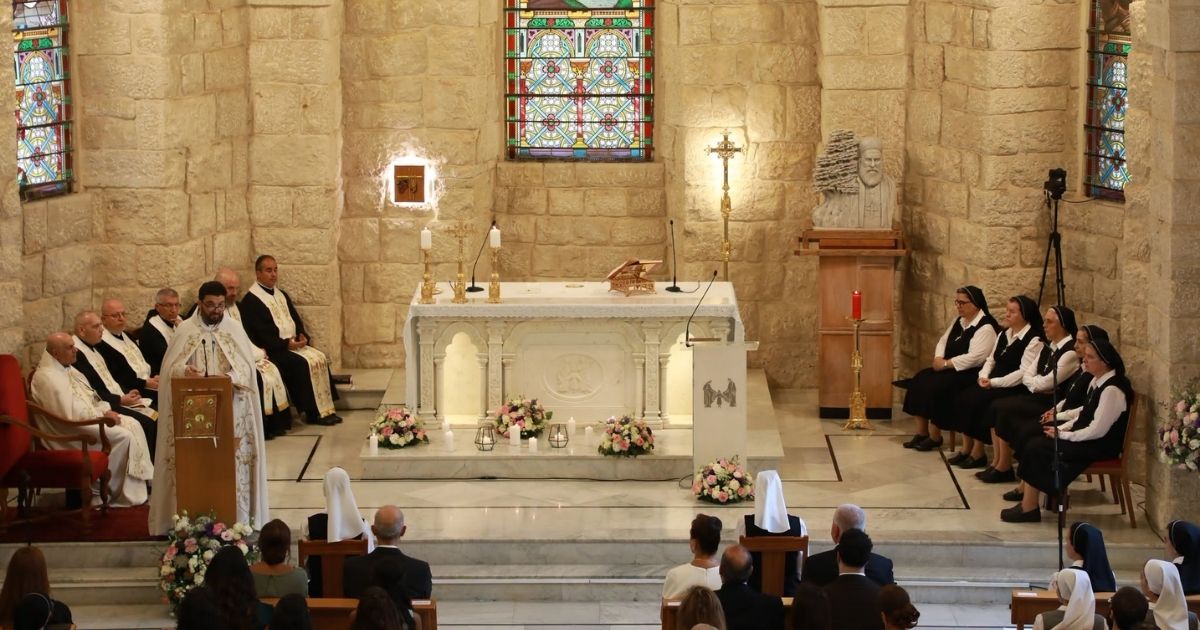 قدس الأب الياس سليمان يترأس قداس عيد الانتقال وذكرى تأسيس راهبات العائلة المقدسة