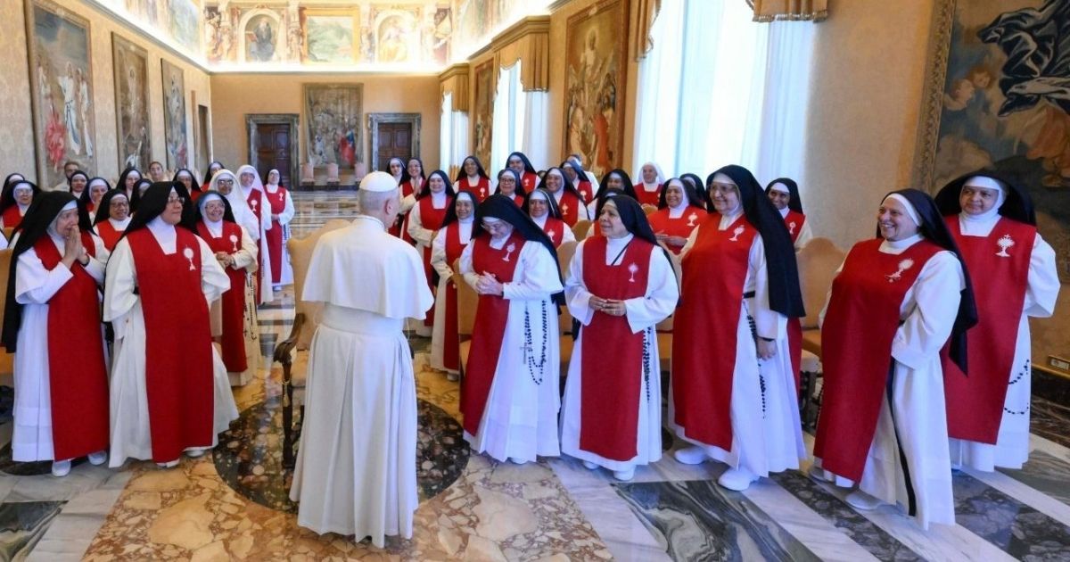 البابا لراهبات السجود الدائم: اجعلن وجه المسيح يشعّ في العالم